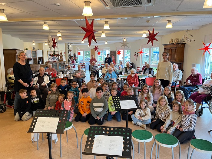 Die Kinder im Seniorenheim in Geislitz