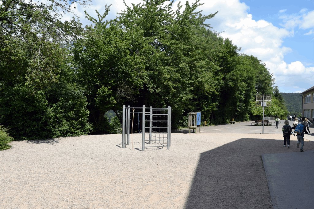 Der untere Schulhof mit Fokus auf das Klettergerüst