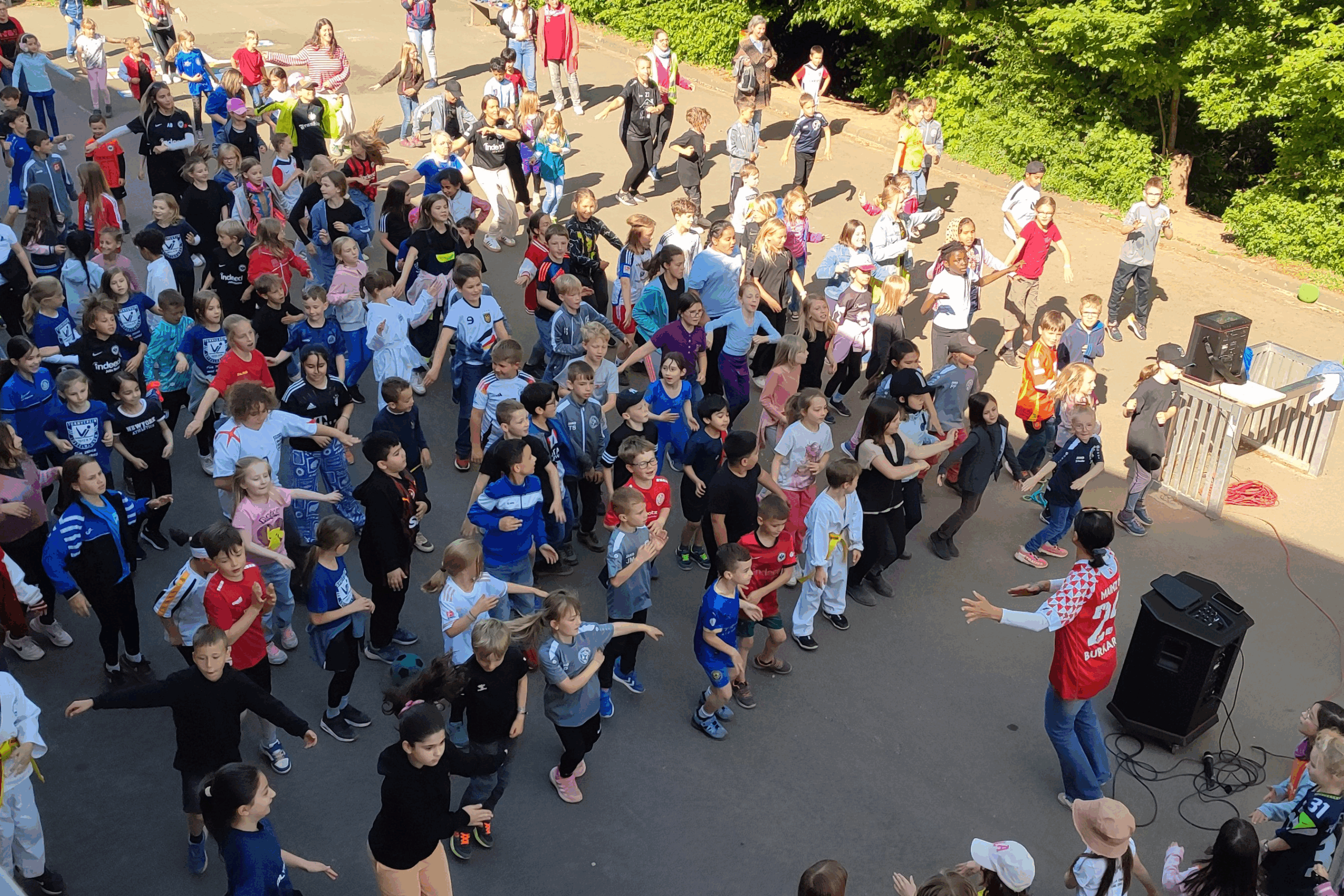 Kinder tanzen den Schultanz