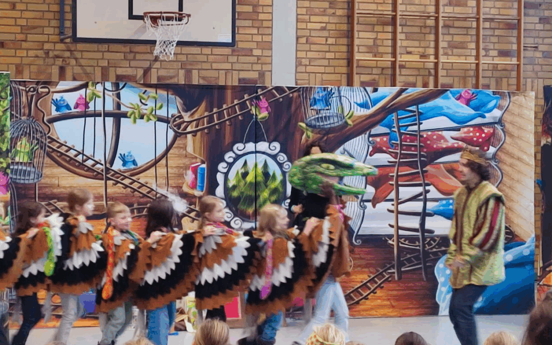 Auftritt der Opernretter an der Geisbergschule – „Papageno und die Zauberflöte“ verzaubert Groß und Klein